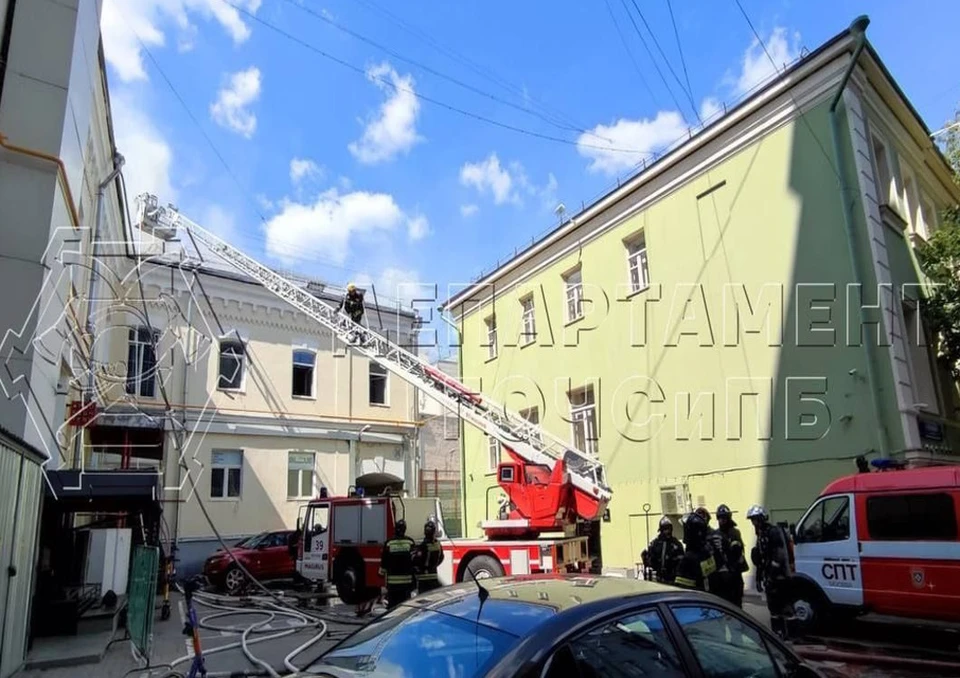 Пожар в административном здании в центре Москвы локализовали. Фото: пресс-служба Департамента ГОЧСиПБ