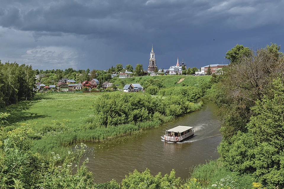 В Суздале за 700 рублей можно прокатиться с обзорной экскурсией по Каменке.