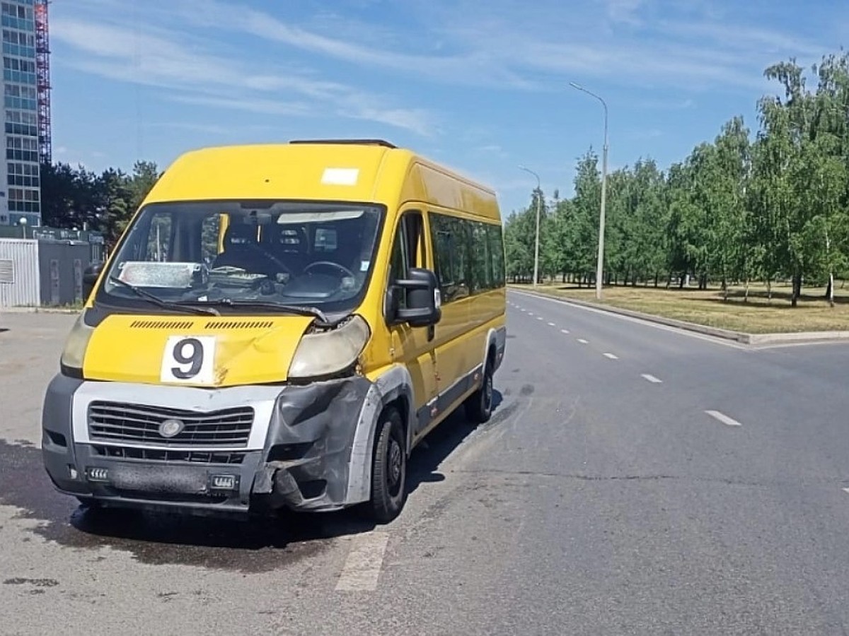 В Набережных Челнах произошло ДТП с участием пассажирского микроавтобуса -  KP.RU