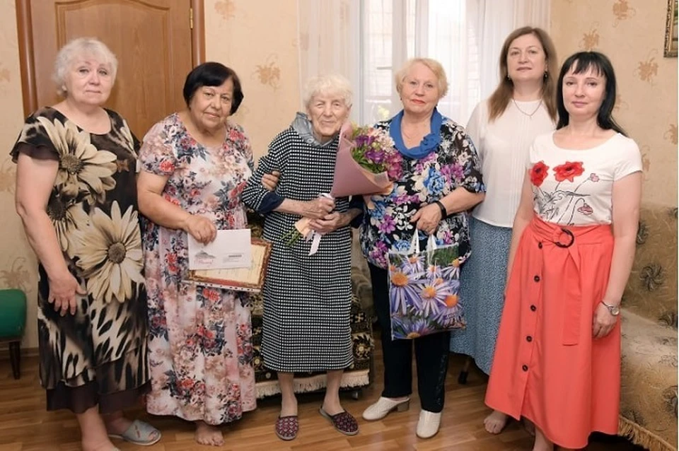 Свердловские единороссы поздравили ветерана Великой Отечественной войны с 95-летием. Фото - "Единая Россия" ЛНР