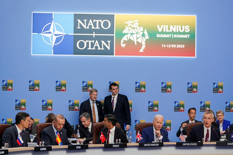 Собственно говоря, о том, что Украину не только не возьмут в НАТО, но и даже не пригласят туда на саммите в Вильнюсе на прошлой неделе и в начале этой писали все западные СМИ
