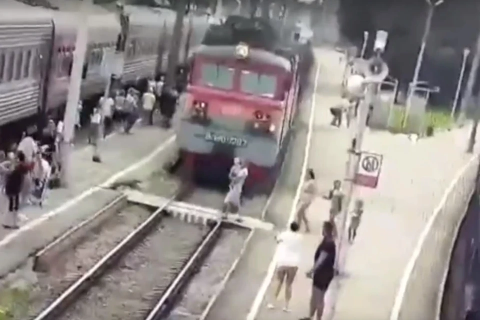 Появилось видео, как мужчина с 2-летним сыном на руках попали под поезд в Грязях