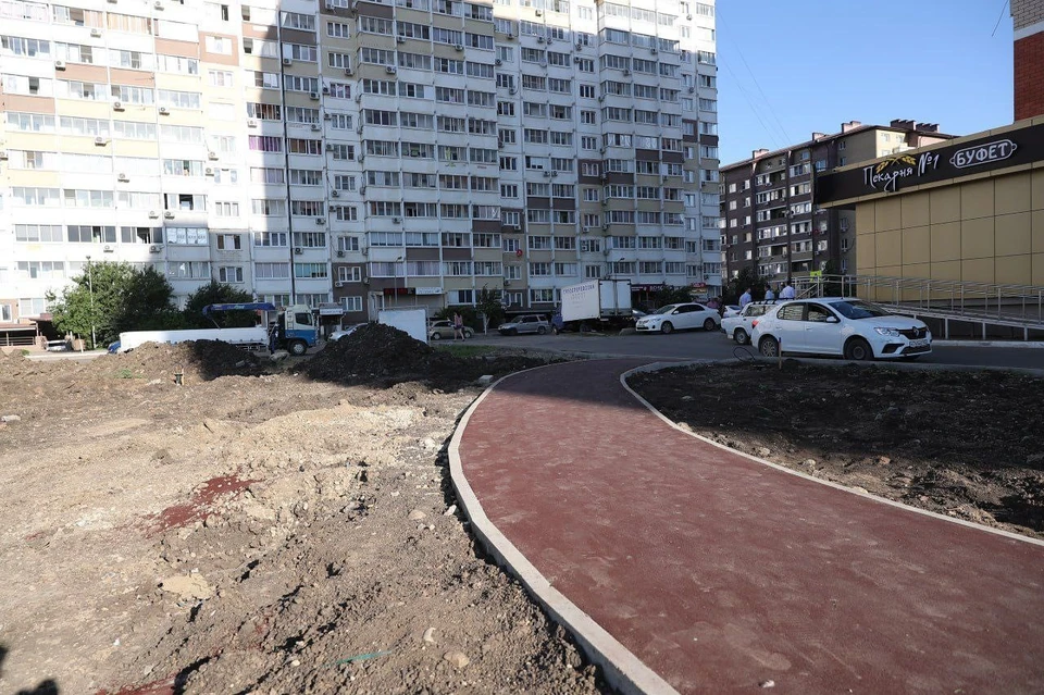 Мэр Краснодара поручил убрать незаконные торговые ларьки вокруг сквера «Изумрудный» Фото: пресс-служба администрации Краснодара