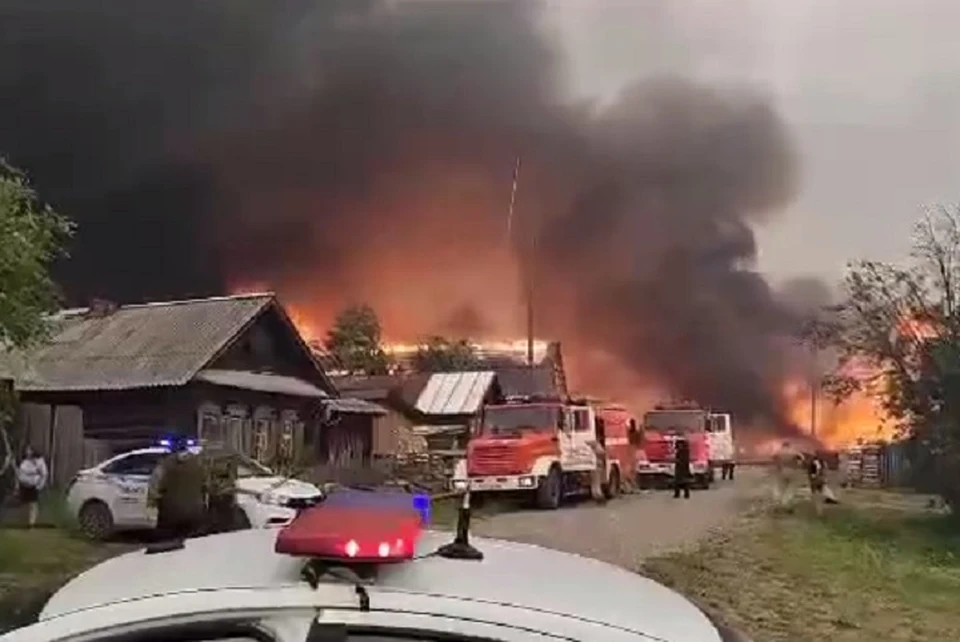 Огонь подобрался вплотную к жилым домам. Фото: ГИБДД по Свердловской области