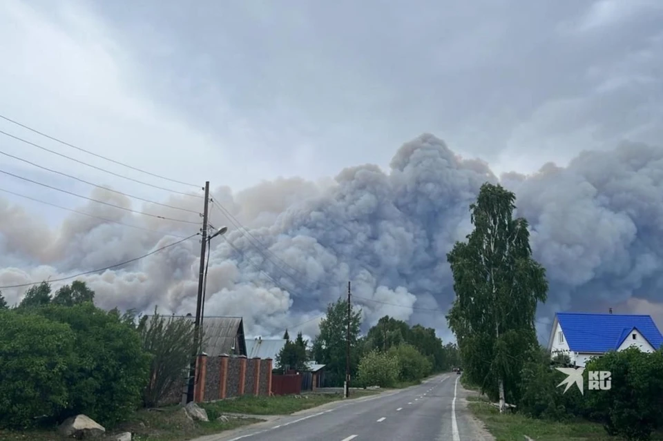 Вид стороны озера Аятское на пожар Фото: житель Невьянска