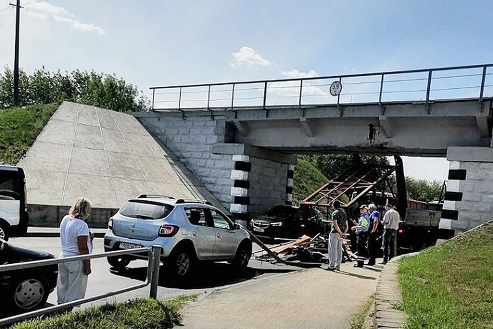 Грузовик врезался в железнодорожный мост в Барановичах. Фото: с сайта «Наш край»