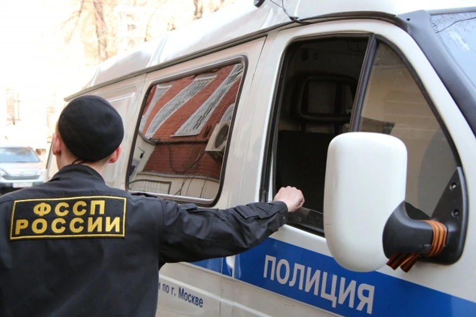 Судебные приставы оштрафовали сотрудника банка и работодателя за нарушение закона.