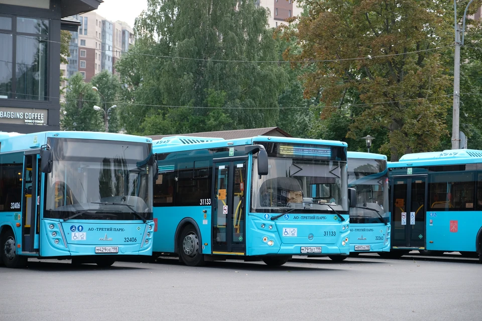 12 лазурных автобусов сгорели в Петербурге за год.