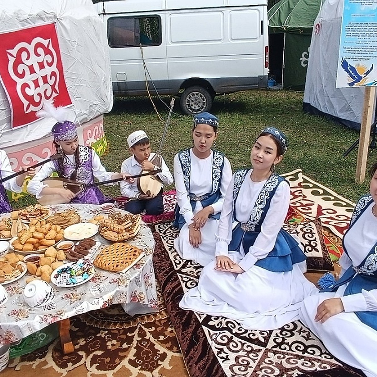 Семь дедов для древа: На Курултае гости смотрели конные скачки, пробовали  коспу и резвились на алтыбакан - KP.RU