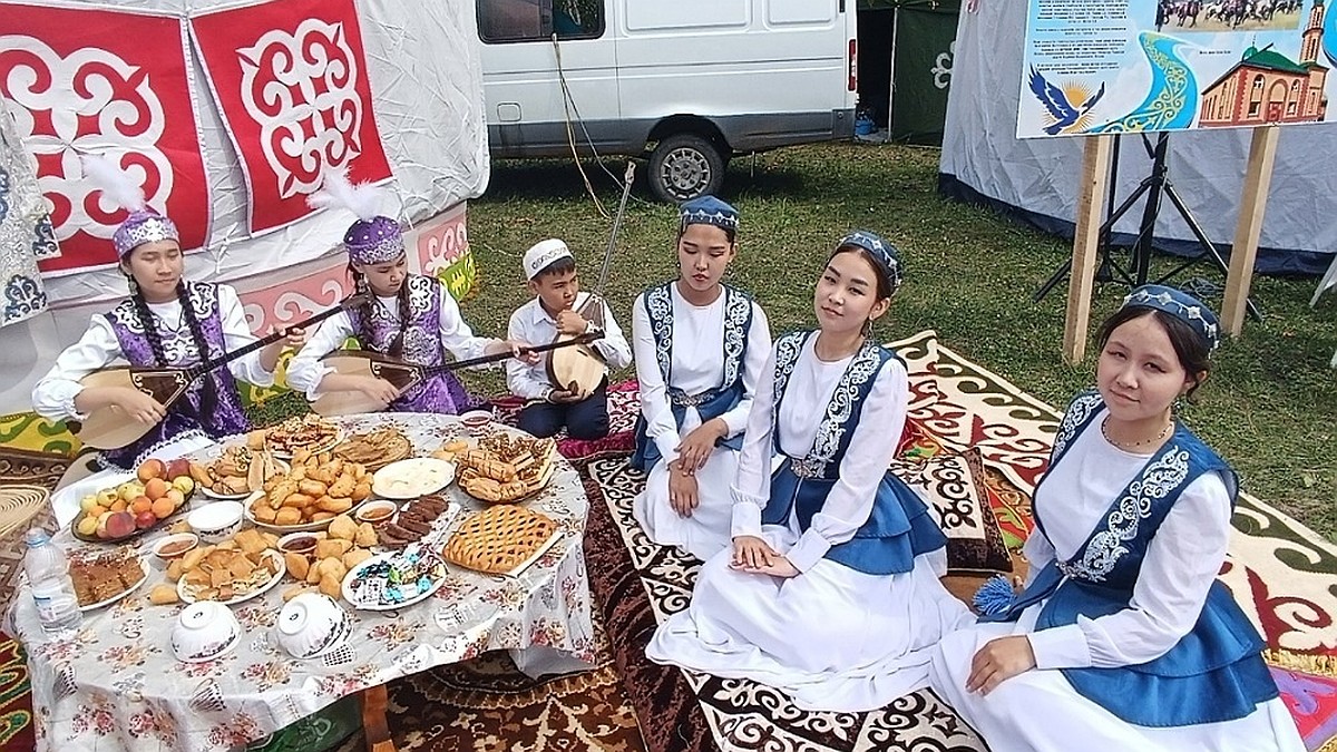 Семь дедов для древа: На Курултае гости смотрели конные скачки, пробовали  коспу и резвились на алтыбакан - KP.RU