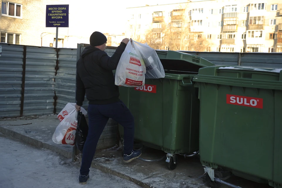 Картинка выбрасывать мусор в контейнер