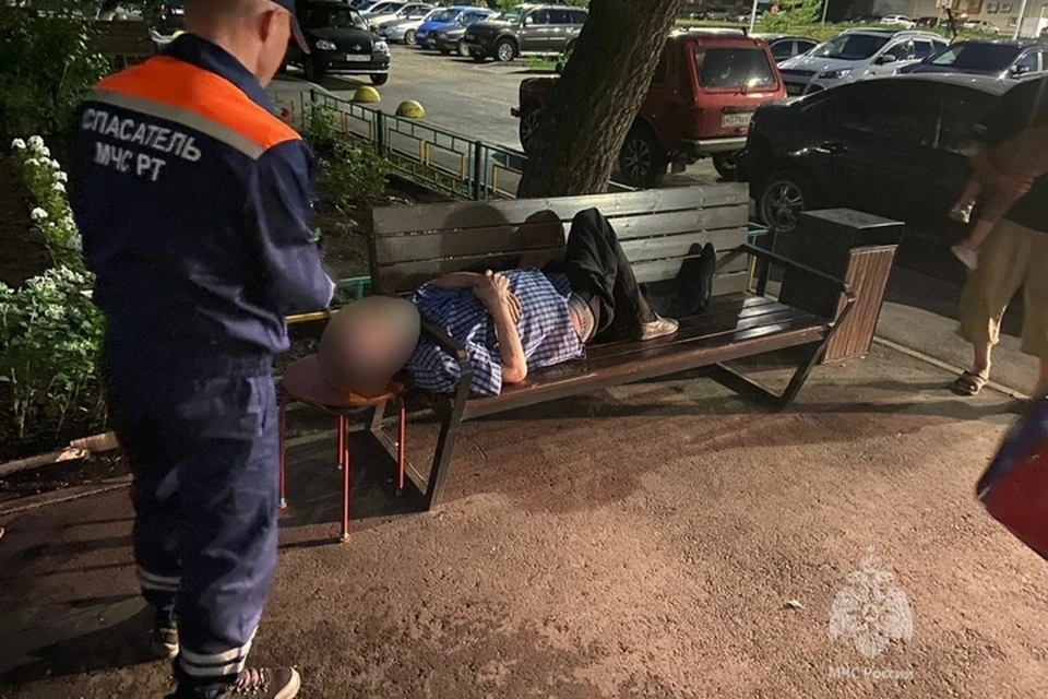 Самостоятельно выбраться из скамейки мужчина не смог. Фото: МЧС Татарстана