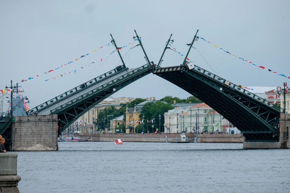 Четыре моста разведут в Петербурге днем 18 июля.