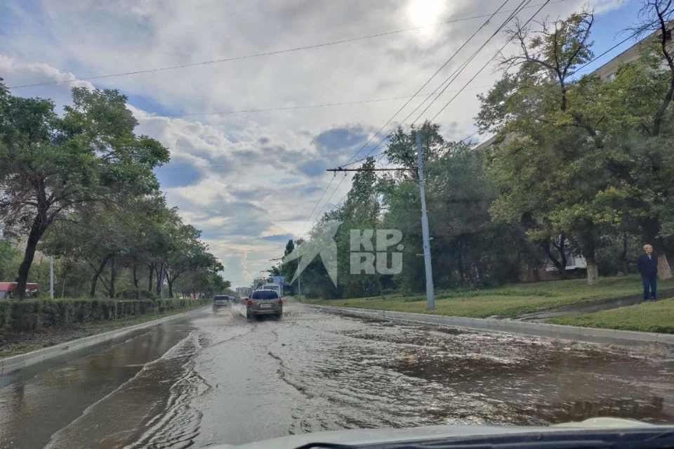 Также во время сильного дождя потоками воды наносится мусор, который забивает ливневые решетки.