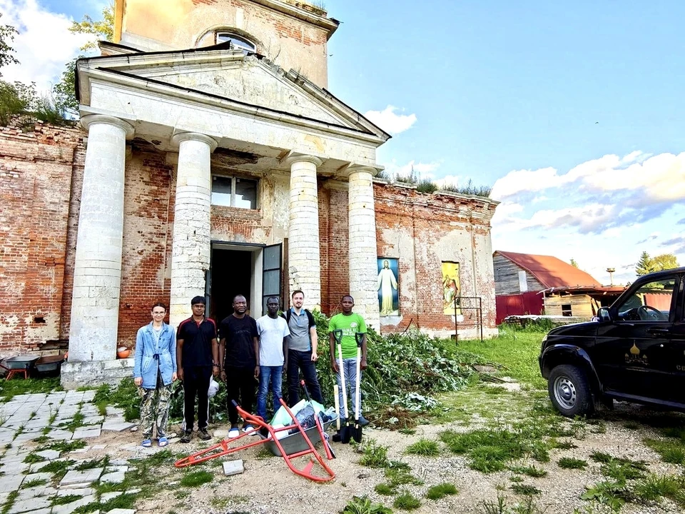 Волонтеры у стен храма. Фото: VK/ Тверская епархия