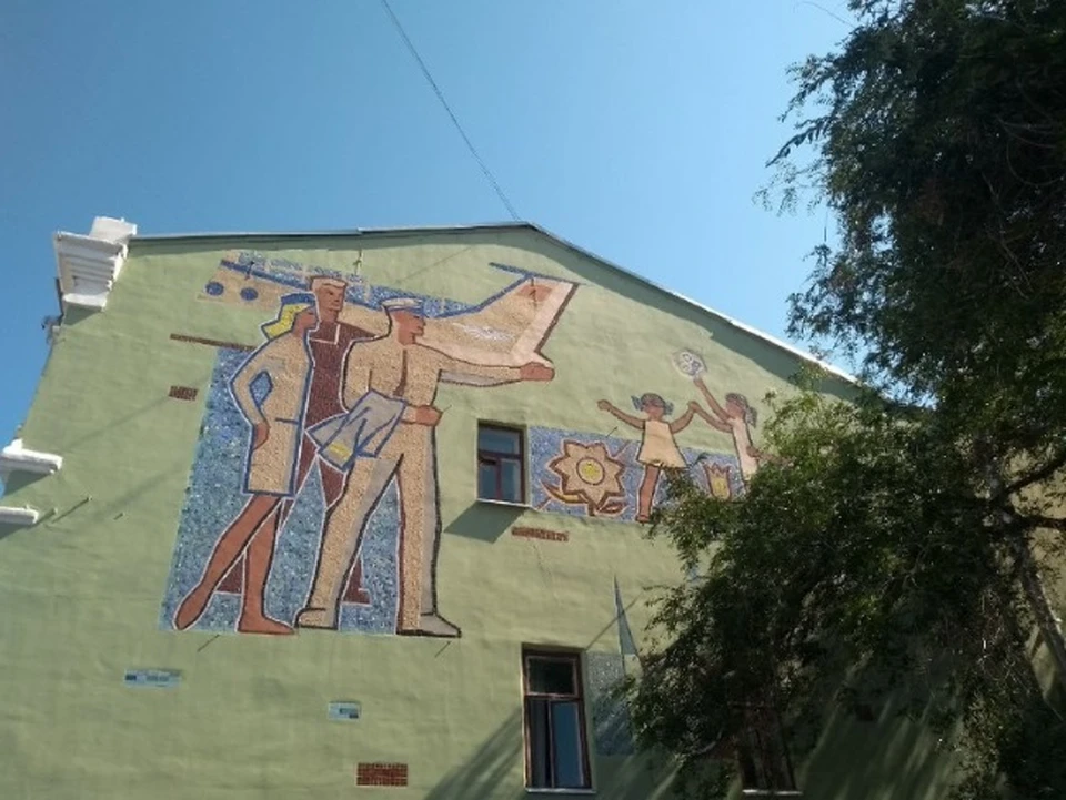 Фасад дома со стороны ул. Некрасовской украшает мозаика «Гражданская авиация» / Фото: t.me/s/ugookn63