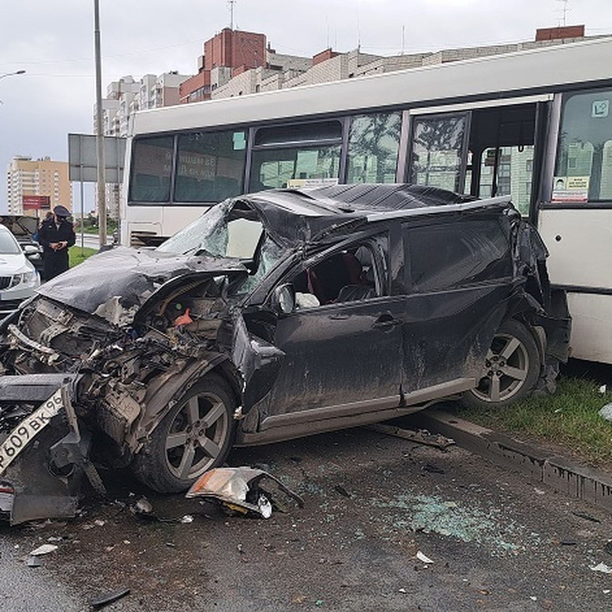 В Екатеринбурге водитель автобуса устроил массовое ДТП: пострадала девочка  - KP.RU