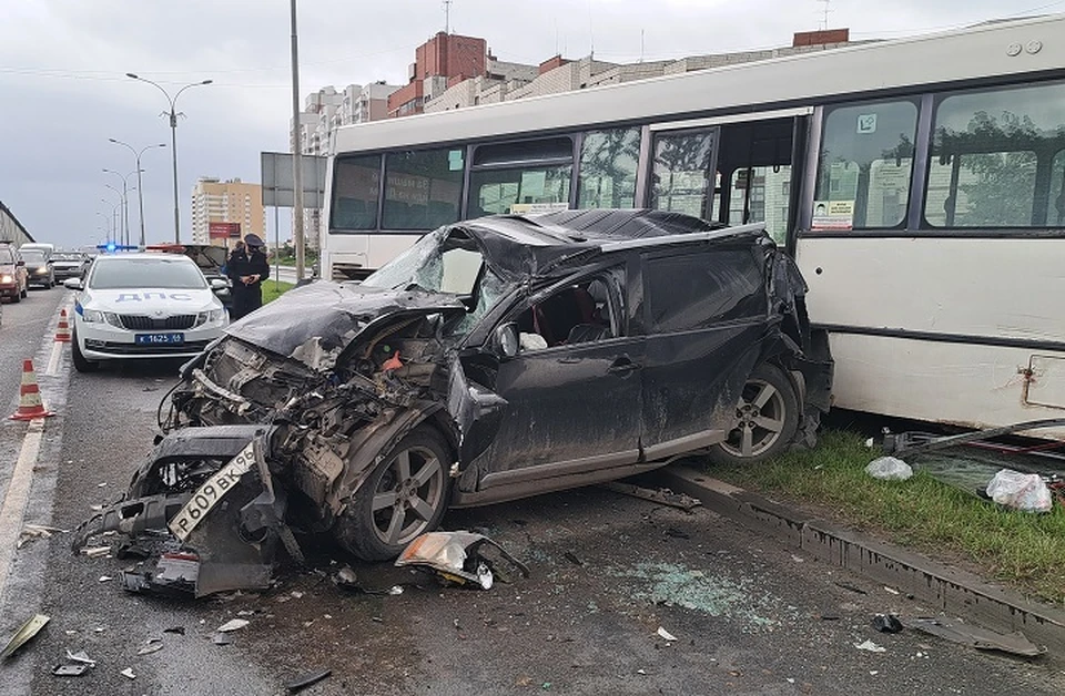 Автобус протаранил иномарку. Фото: отделение пропаганды ГИБДД по Екатеринбургу