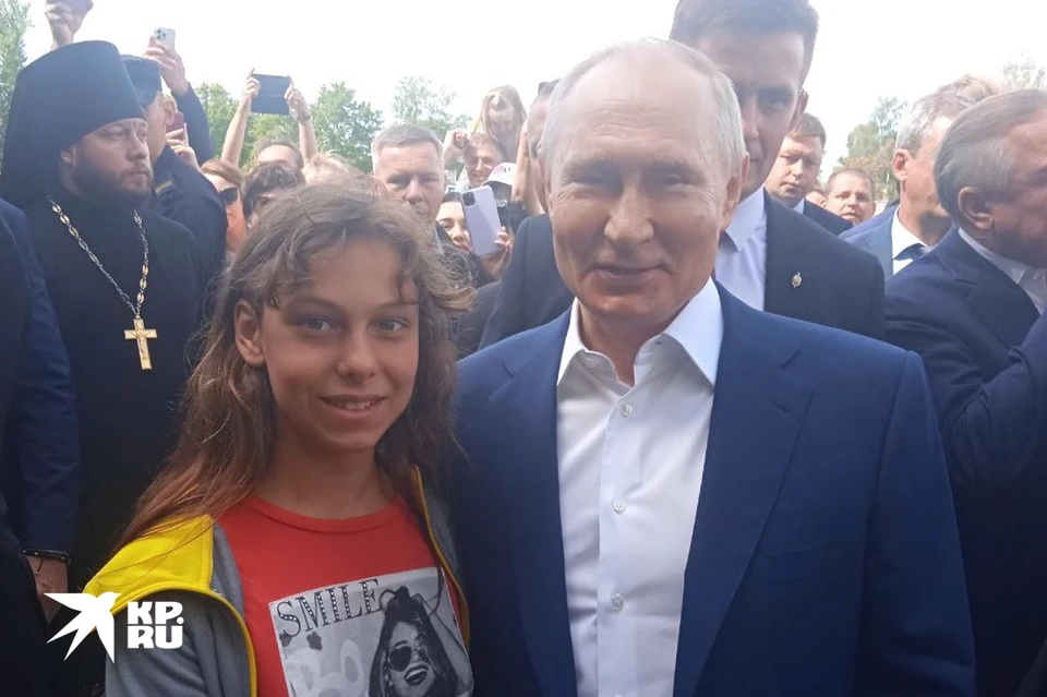Владимир Путин сфотографировался с детьми на прогулке в Кронштадте. Фото: предоставлено «КП»