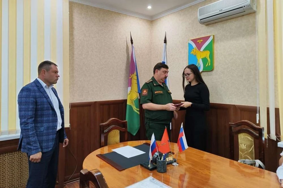 Награду близким бойца вручил комиссар Бугуруслана, Бугурусланского и Северного районов подполковник Александр Нарушев. Фото: администрация Северного района