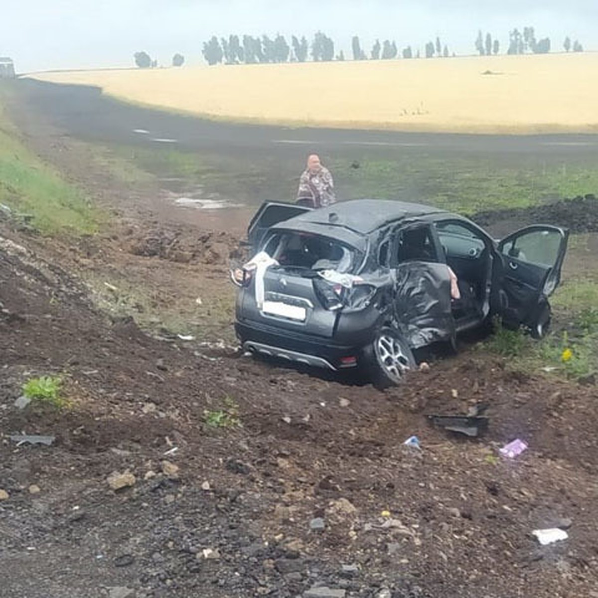 Ехали на море на трех машинах: легковушка попала под фуру, погибли двое  детей - KP.RU