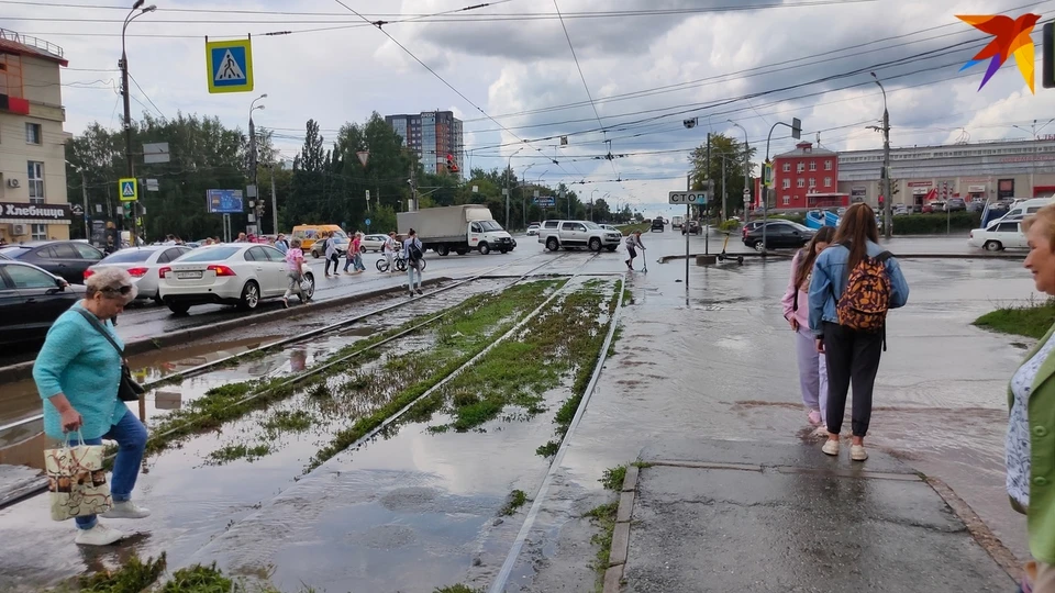 Пешеходы вынуждены идти по лужам