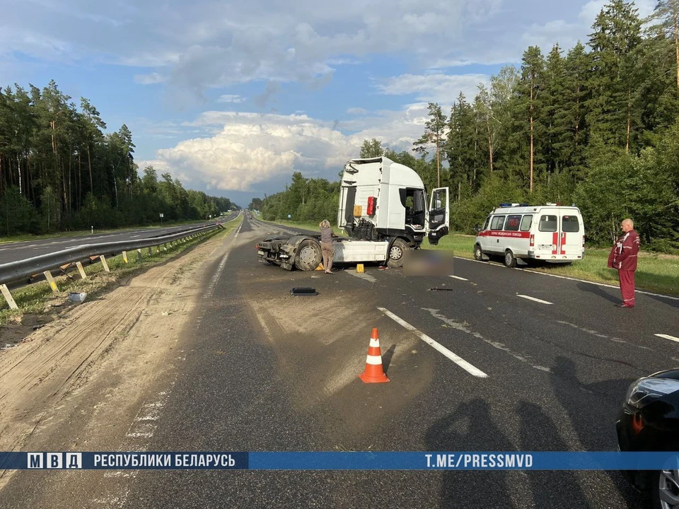 Под Червенем в ДТП погибла 4-летняя девочка, когда грузовик ушел в занос и врезался в ограждение. Фото: телерам-канал МВД