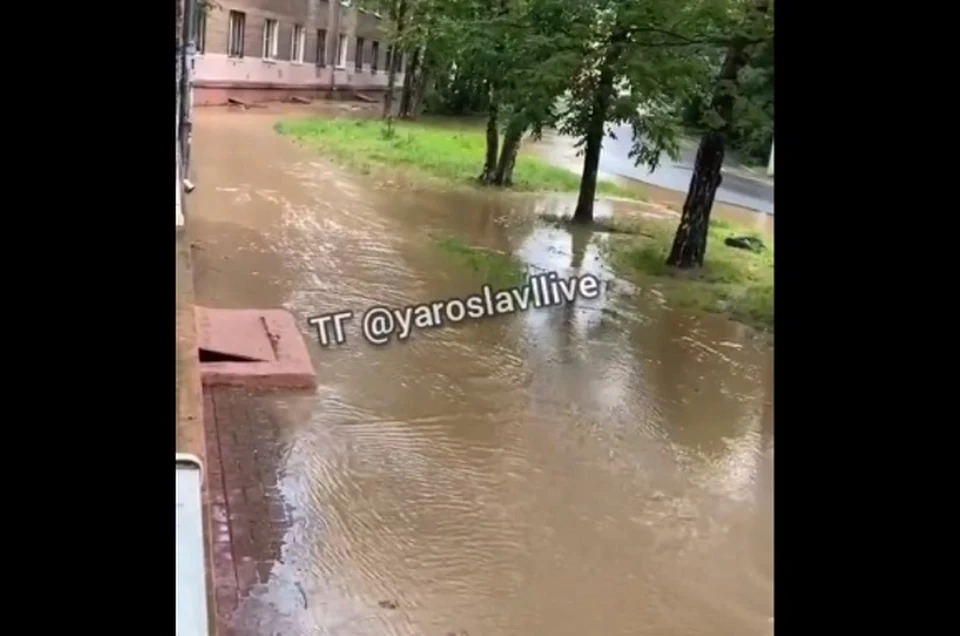 В Ярославле затопило улицу Богдановича. Скриншот с видео, группа "Ярославль LIVE" ВКонтакте