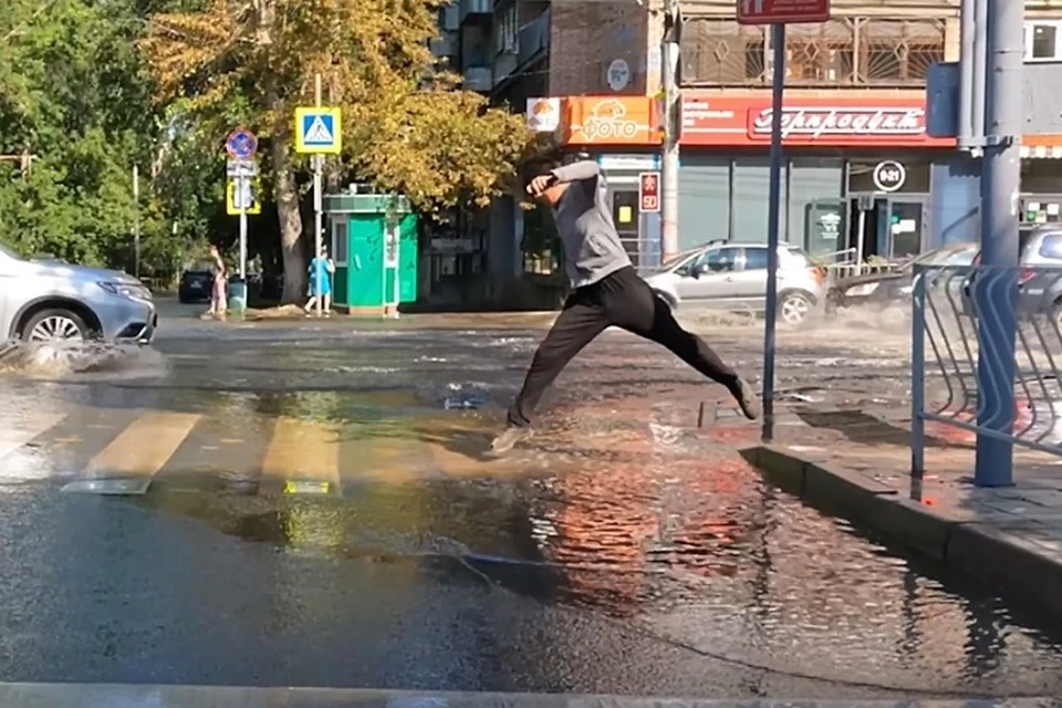 Людям приходится прыгать и почти взлетать над дорогой, чтобы перейти на другую сторону