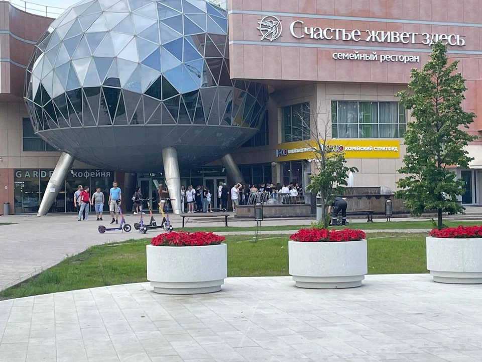 Сотрудники ТЦ вызвали полицию.