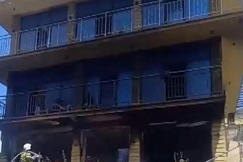 Пожар вспыхнул на первом этаже трехэтажного дома.