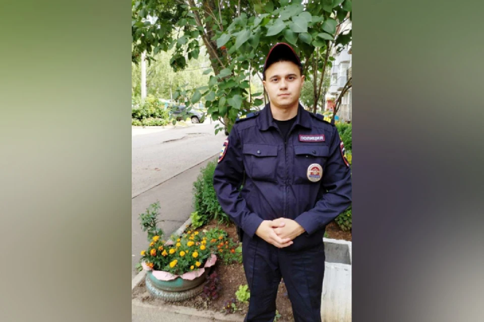 Полицейский Никита Корчемкин отдыхал на пляже в свой выходной, когда услышал крики о помощи. Фото: УМВД России по Кировской области