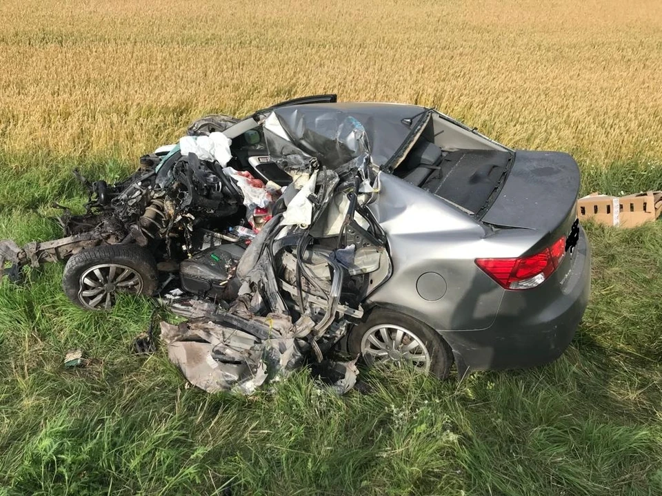Автомобиль сильно покорежило и выкинуло с трассы