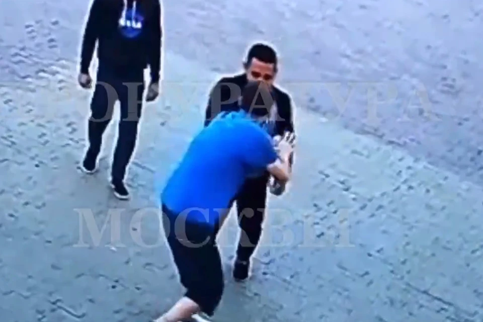 Злоумышленники избили мужчину и его знакомого в столице
