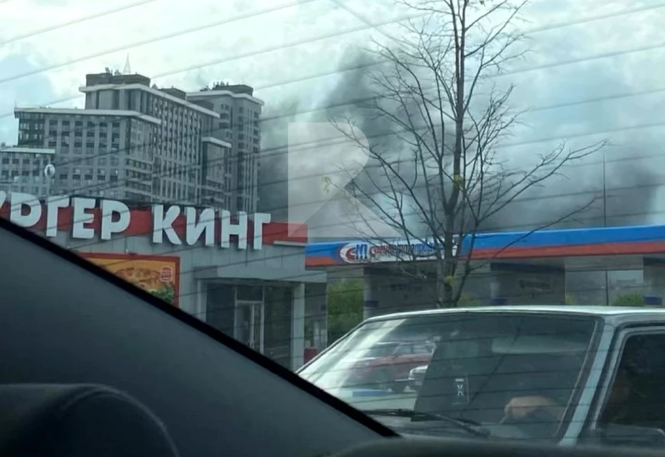 Сильное задымление рядом с ТРЦ «Премьер» и АЗС засняли рязанцы. Фото: vk.com/rzn_life_vk