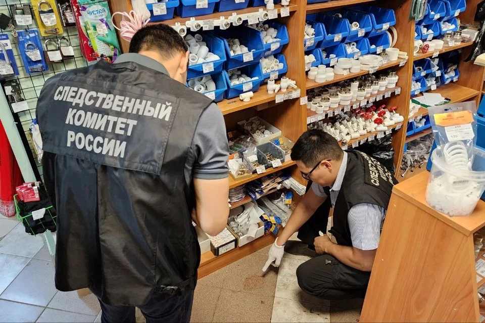 Сейчас следователи вместе с криминалистами осматривают место трагедии.