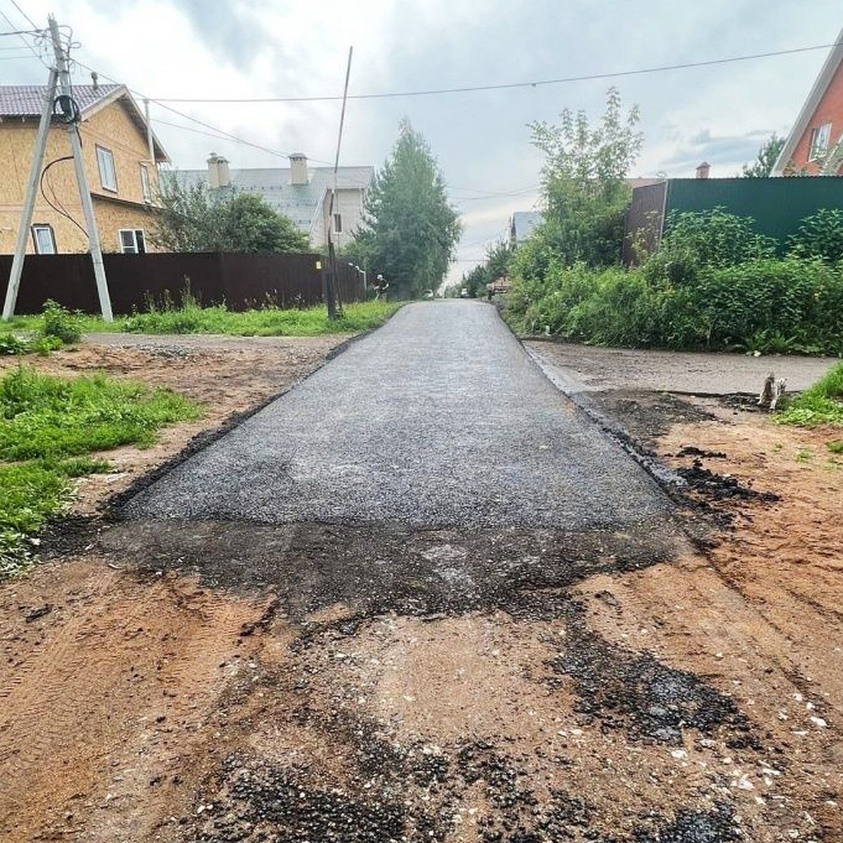 Заасфальтировали не все участки: кировчане пожаловались на ремонт дороги в  поселке Ганино - KP.RU