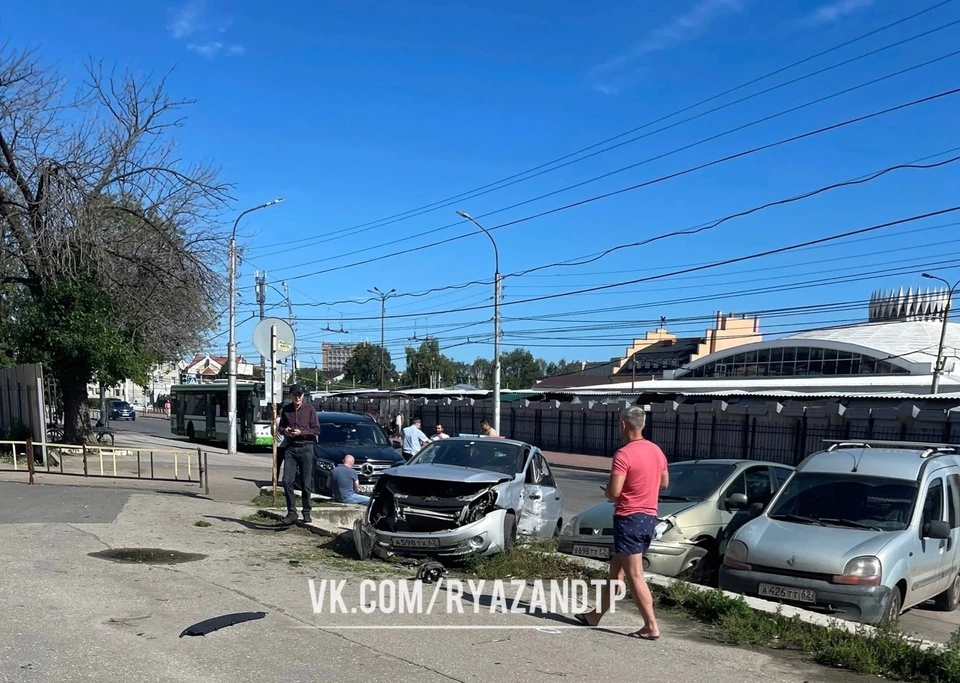 На улице Маяковского произошло массовое ДТП.