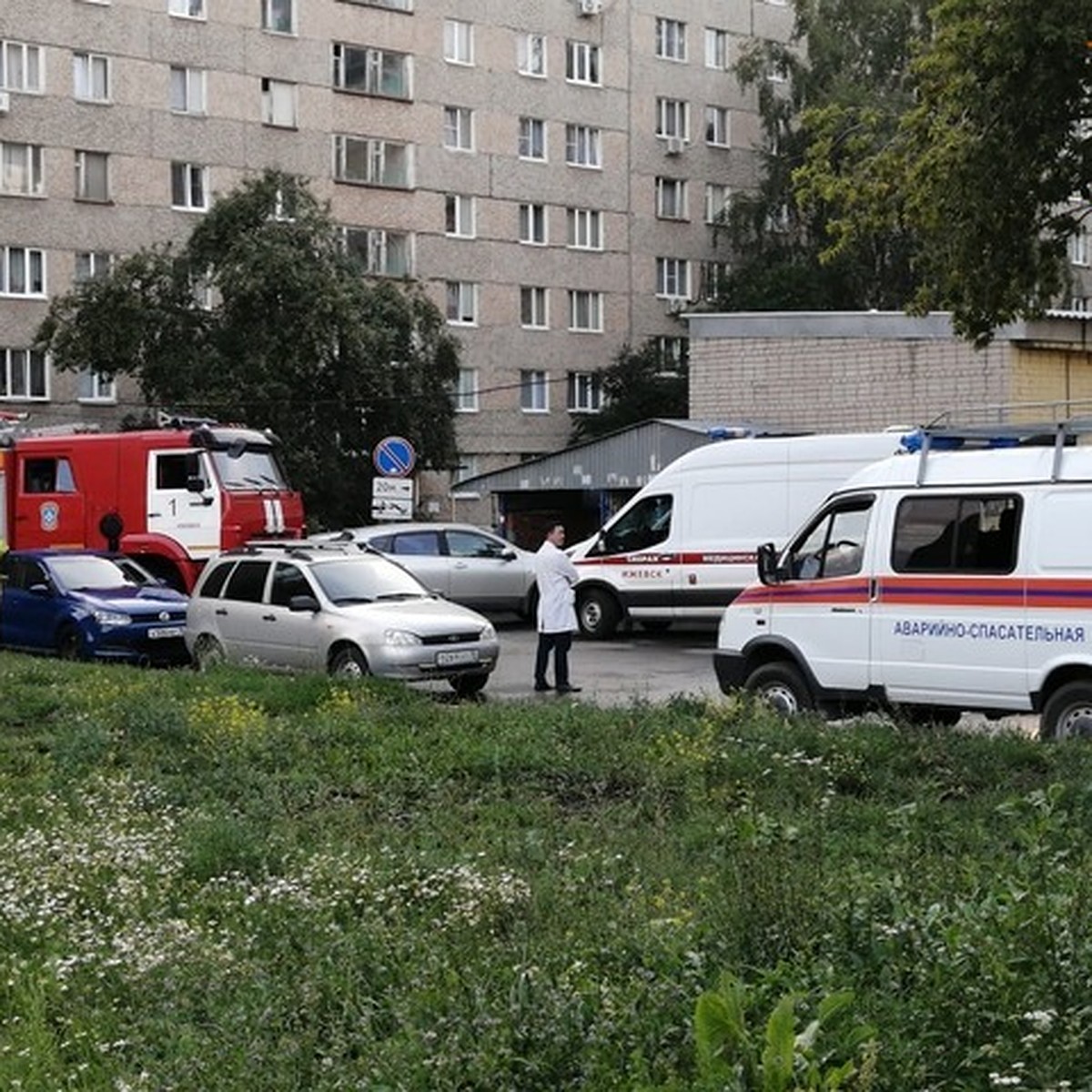 Жилой дом на улице Воровского в Ижевске оцепили сотрудники силовых структур  - KP.RU