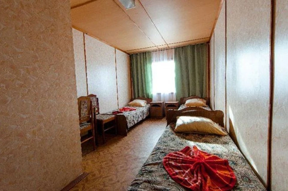 Комната в лагере, где мужчина приставал к девочкам