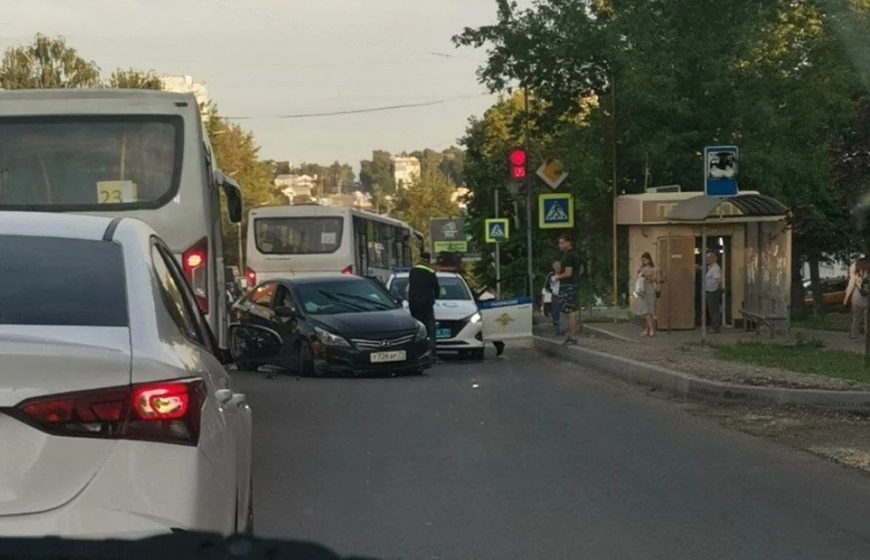 В Туле пьяный водитель легковушки пытался скрыться от инспекторов ДПС и попал в аварию