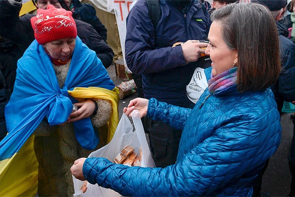 Эпические кадры с Нуланд, раздававшей «печеньки» желающим в Европу украинцам, - живое воплощение того, что «цветные революции» американцы кормили буквально с рук