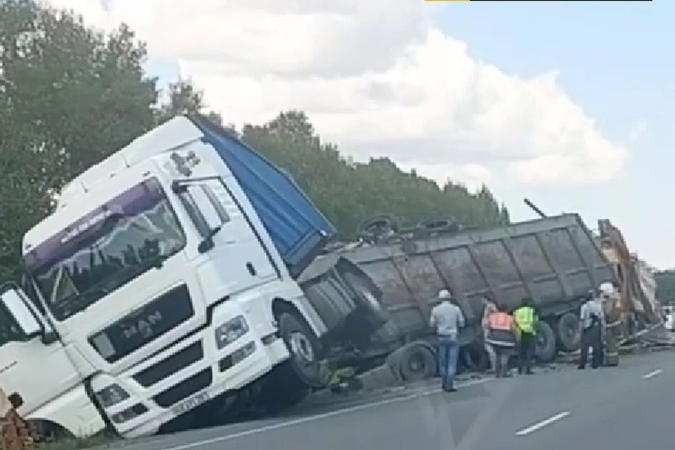 2 груженых тягача завалились на бок. Фото: АСТ-54 Black.