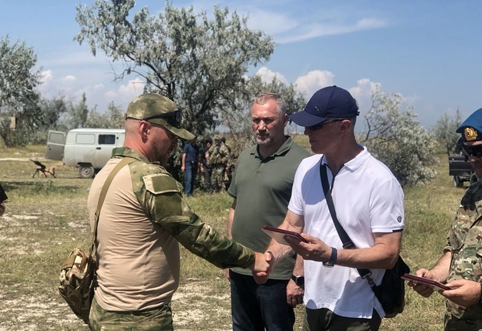 Глава региона Владимир Сальдо лично поздравил бойцов херсонского добровольческого отряда. Фото: телеграм-канал Константина Басюка.