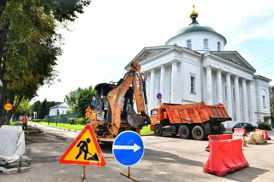 Рабочие заменяют асфальт на участках. ФОТО: телеграм-канал Артема Молчанова