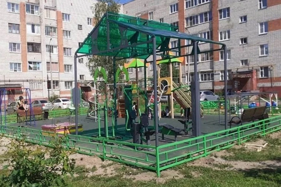 В Рыбинске огораживают детские площадки.