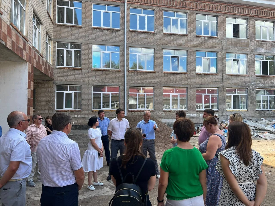 На объекте народной программы строители заменили окна, инженерные системы, начали укладывать новую плитку и окрашивать стены