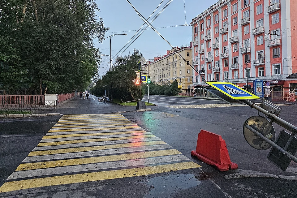 В Мурманске вечером 3 августа на улице Капитана Егорова рухнул дорожный знак с обозначением пешеходного перехода.
