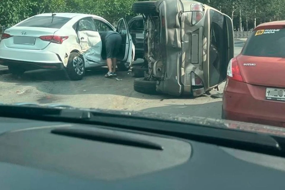 Одну из машин уложило на бок. Фото: АСТ-54.