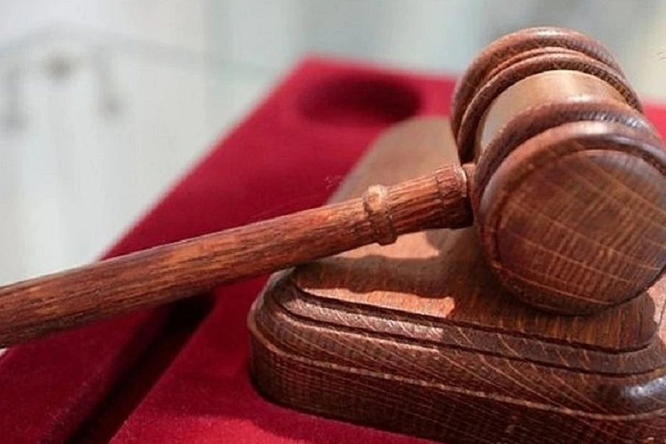 Суд пока не стал отправлять мужчину под арест, а лишь продлил время задержания.